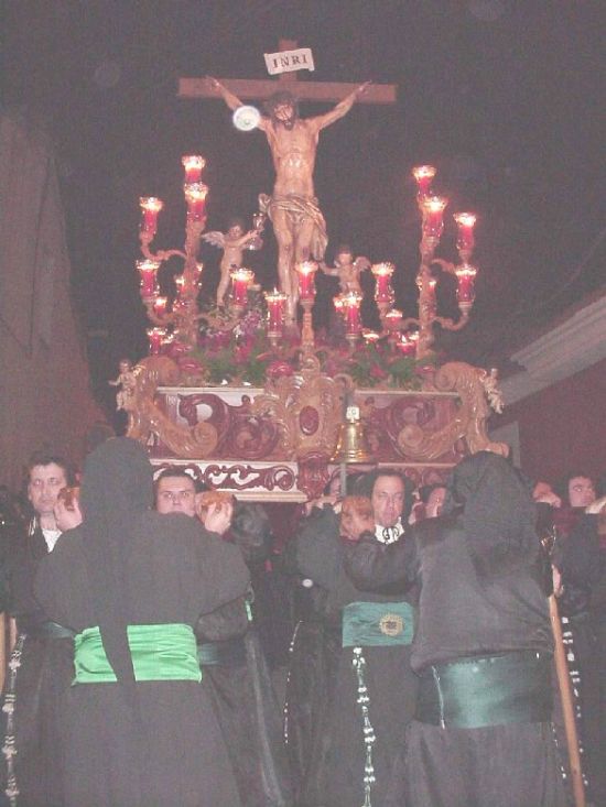 La lluvia oblig a suspender la procesin de Viernes Santo por la maana, aunque la del Santo Entierro s se celebr, Foto 3