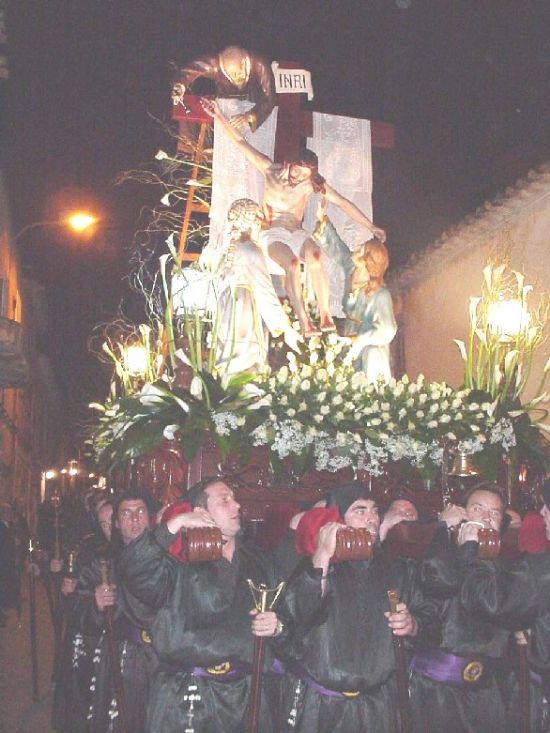 La lluvia oblig a suspender la procesin de Viernes Santo por la maana, aunque la del Santo Entierro s se celebr, Foto 4