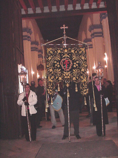Numerosas personas tomaron parte en el Via Crucis de hermandades y cofradías organizado por el Cabildo, Foto 1