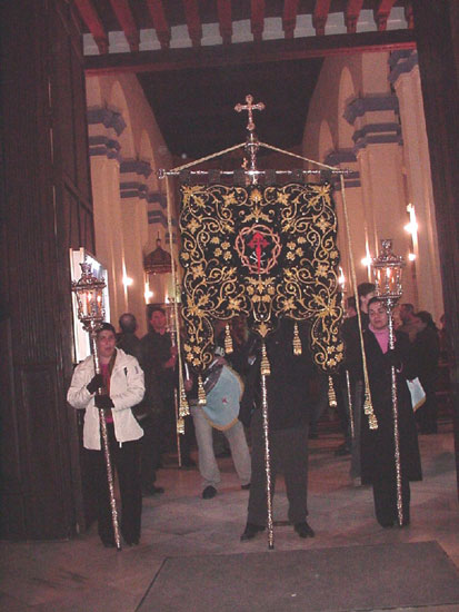Numerosas personas tomaron parte en el Via Crucis de hermandades y cofradas organizado por el Cabildo, Foto 1